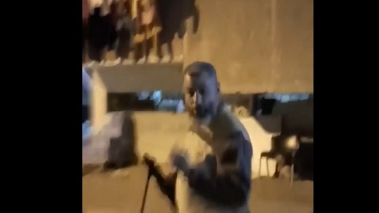 فيديو .. رجل ملتحي يقتل الكلاب الضالة بالرصاص في احد شوارع مصر 