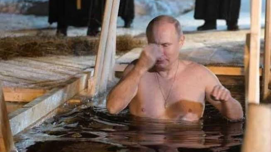 بالصور.. الرئيس الروسى بوتين والاحتفال بالغطس داخل مياه متجمده