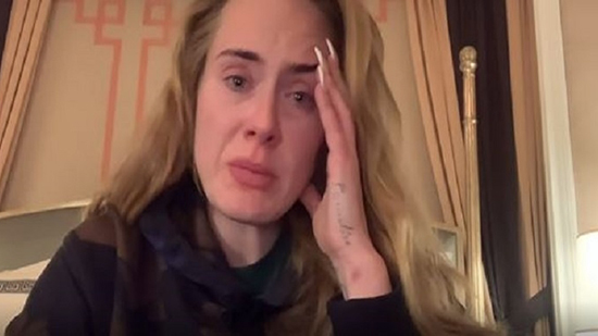 أديل تبكي بسبب تأجيل حفلاتها في لاس فيجاس: كورونا ضربت فريقي (فيديو)