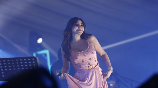اليسا ترقص حافية القدمين في حفلها لدعم مرضى السرطان في مصر - فيديو