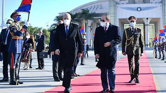 الرئيس السيسي يودع نظيره الجزائري بعد زيارة لمدة يومين