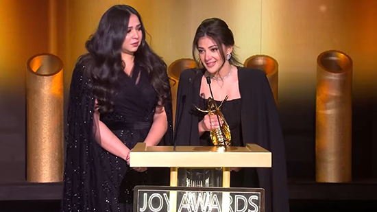 بالفيديو..انهيار دنيا وإيمي سمير غانم بالبكاء فى حفل Joy awards