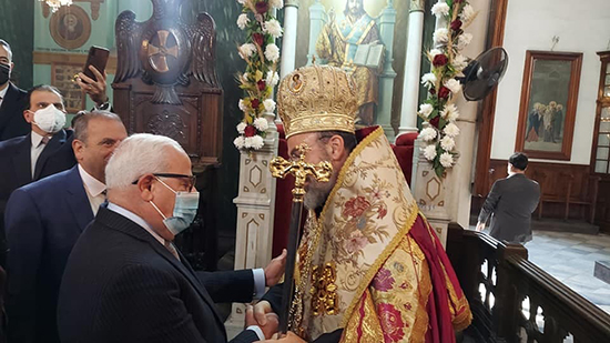 محافظ بورسعيد يشارك في مراسم تنصيب المطران ناركيسوس بكنيسة التجلي اليونانية