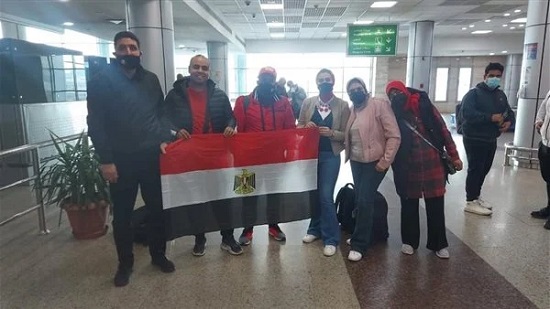 مطار القاهرة يستقبل مشجعي المنتخب الوطني العائدين من الكاميرون
