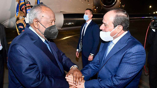 بالصور.. الرئيس السيسي يستقبل رئيس جيبوتي بمطار القاهرة