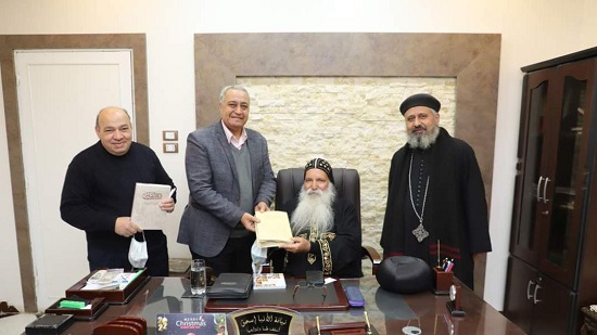 خادم دار الكتاب المقدس يُهدي اسقف طما أول كتاب مقدس دراسي مصري