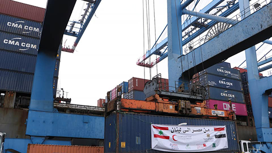 بتوجيهاتٍ من الرئيس.. سفينة مساعدات مصرية تغادر ميناء دمياط للأشقاء في لبنان