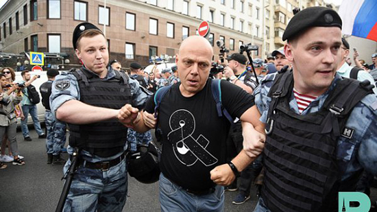 الشرطة الروسية تلقي القبض على المئات خلال تظاهرات تناهض الحرب