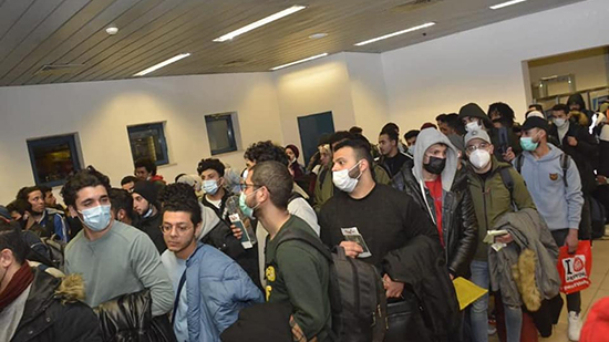 وصول 175 طالبا مصريا من الدارسين في أوكرانيا لمطار القاهرة