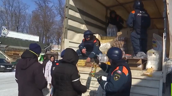 فيديو .. الجيش الروسي ينقل مساعدات إنسانية إلى سكان مقاطعة خاركوف