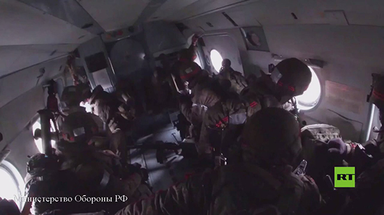 فيديو .. الجيش الروسي يحكم قبضته على احد مطارات اوكرانيا 