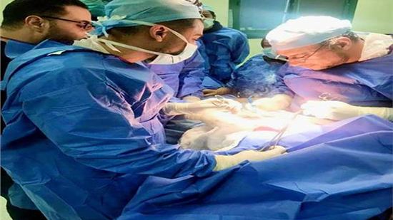 استخراج محمول من معدة مريض في جراحة نادرة بمستشفى كفرالزيات العام بالغربية 