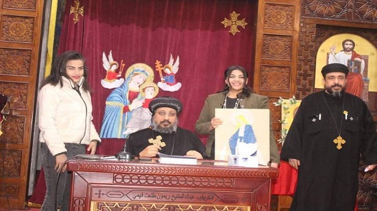 أسقف الوادي الجديد يوزع الهدايا علي الفائزين في مسابقه  الأعمال الفنية