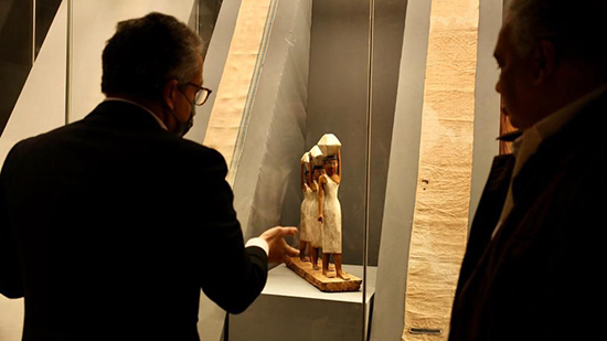  العنانى يتفقد آخر مستجدات الأعمال الجارية بقاعة النسيج المصري بمتحف الحضارة