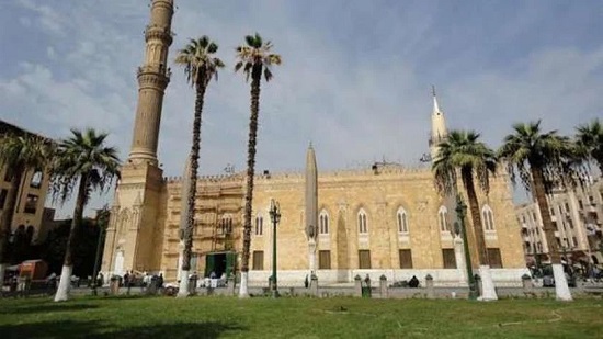 «الأوقاف»: المصلون بمسجد الحسين بكوا فرحا لإعادة فتحه