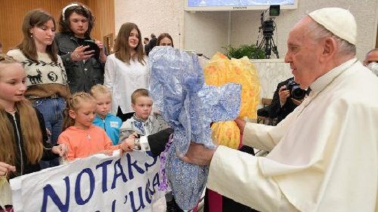 البابا فرنسيس يرحب بالأطفال الأوكرانيين الهاربين من الحرب : لنحييهم ولنصلّ معهم