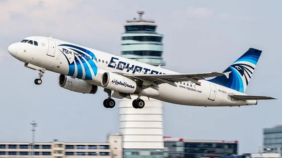 قنصل مصر في بنغازي يستقبل أول رحلة لشركة مصر للطيران
