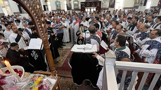 الانبا كيرلس يصلي صلوات الجمعة العظيمة بكاتدرائية نجع حمادي
