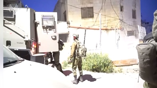  اسرائيل تصف فلسطينيين بالارهابيين وتنشر فيديو يظهر شرطة تل ابيب تلاحقهم : نواصل مطاردتهم حتى في منازلهم 