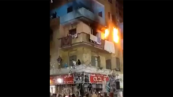  مشهد يحبس الأنفاس في مصر.. طفل يقفز إلى شرفة الجيران جراء حريق كبير في منزله (فيديو)