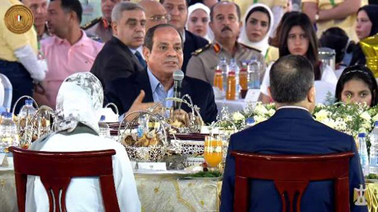 الرئيس عبدالفتاح السيسي خلال افطاره مع أسر الشهداء اليوم
