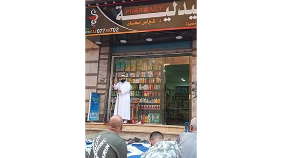 طبيب مسيحي يحول صيدليته إلى منبر لإمام مسجد في صلاة عيد الفطر