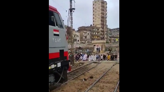 مواطنون يوقفون قطار لتأديتهم الصلاة على احد مزلقانات السكة الحديد