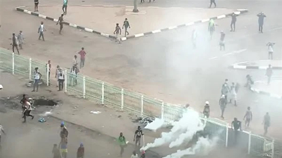  اشتباكات عنيفة بين قوات الأمن ومتظاهرين بالقرب من القصر الجمهوري في السودان