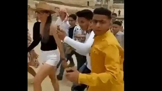 إخلاء سبيل المرشد السياحي ومصور فيديو تحرش 13 صبيًا بسائحتين بالأهرامات