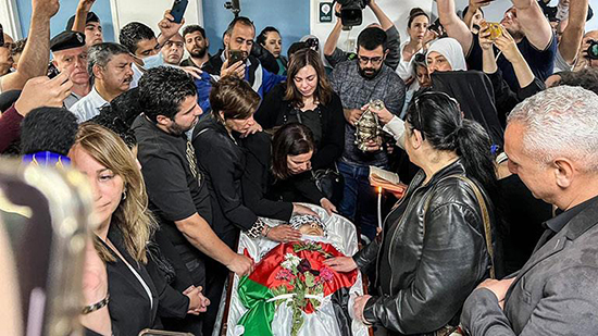 وصول جثمان الصحفية شيرين أبو عاقلة إلى كنيسة الروم الكاثوليك في القدس
