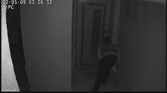  كاميرا المراقبة ترصد عامل دليفري متهما بسرقة شخص بعد تخديره
