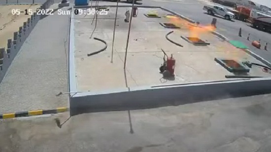 بالفيديو.. انفجار خزانات محطة وقود بالسعودية