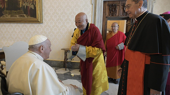 البابا فرنسيس خلال لقائه الوفد البوذي 
