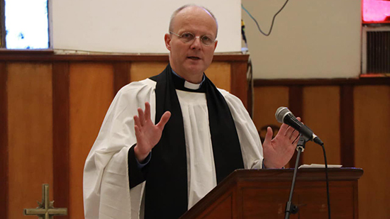  رئيس الأسقفية يرقي قسًا بريطانيًا لرتبة كانون للخدمة بأثيوبيا 