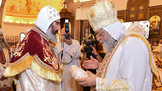  البابا تواضروس يوجه رسالة للأنبا توماس الأسقف العام