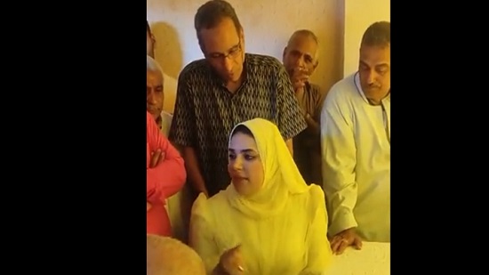 مقطع فيديو لعروس مصرية تضع شرطا يخص أهلها قبل توقيع عقد الزواج يثير ضجة كبيرة بمواقع التواصل (فيديو)