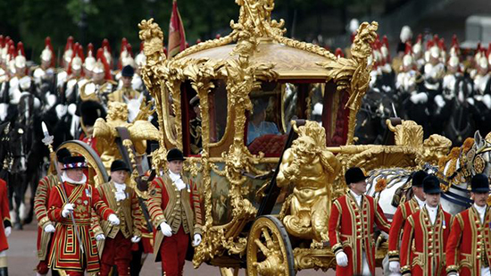 مركبة الملكة إليزابيث الذهبية تظهر في شوارع لندن