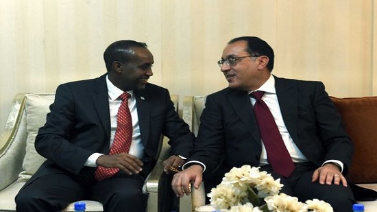  رئيس الوزراء ينقل تهنئة وتحيات الرئيس السيسي إلى نظيره الصومالي