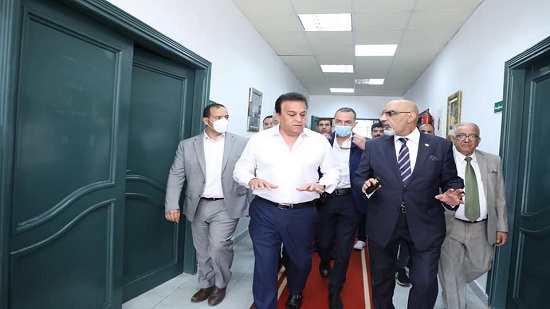  وزير التعليم العالي والقائم بأعمال وزير الصحة يتفقد مستشفيي رأس التين العام وجمال عبدالناصر