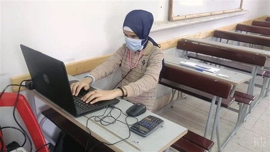 وزير التعليم يهنئ أول طالبة كفيفة بصر كامل لحصولها على الشهادة الإعدادية