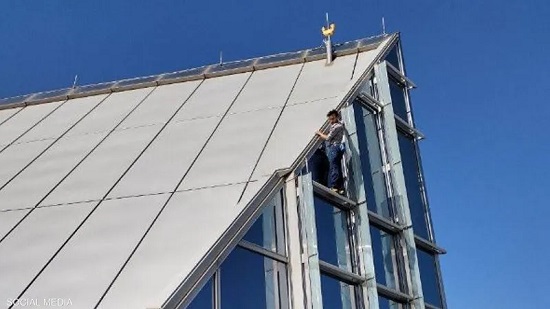 الرجل العنكبوت يتسلق المبنى.