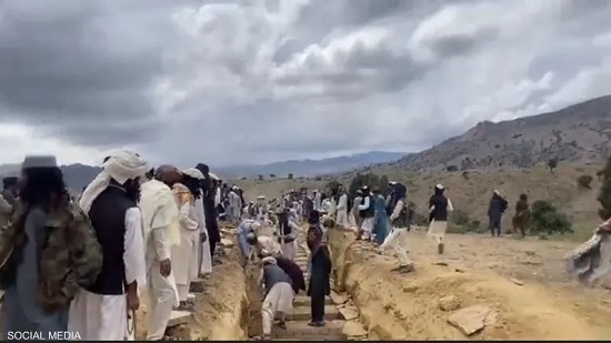 حفر قبور جماعية لضحايا زلزال أفغانستان