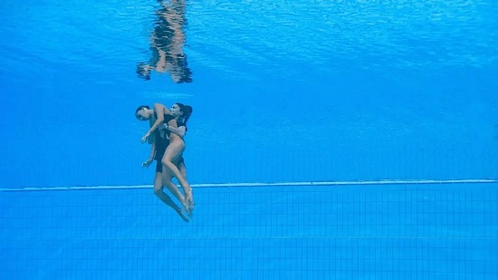 إنقاذ سبّاحة أميركية من الغرق في قاع المسبح بعد إغمائها
