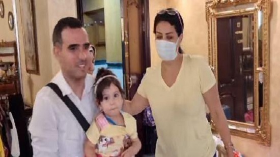 وفاء عامر تنهار من البكاء أثناء استقبالها للطفلة رقية في منزلها