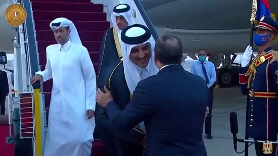  شاهد.. الرئيس السيسي يستقبل أمير قطر في مطار القاهرة