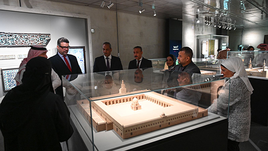 وفد رسمي من وزارة السياحة يزور معرض شطر المسجد بالسعودية
