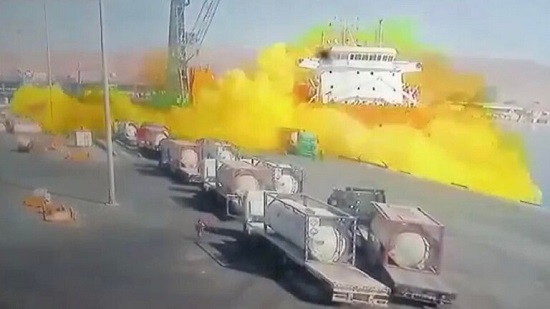 الأردن.. مقطع فيديو يظهر حجم انتشار الغاز السام في العقبة.. إلى أين تتجه الغيمة الصفراء؟ (فيديو)