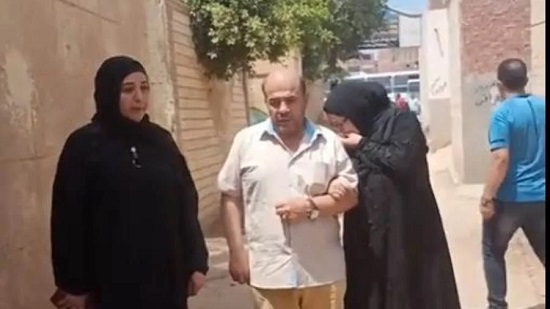 أسرة الطالبة نيرة في طريقها لجنايات المنصورة لحضور ثاني جلسات محاكمة المتهم بقتلها