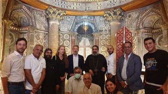  السفير الايطالى يزور الدير الاحمر بسوهاج ويبدى اعجابه بايقونات العذراء 