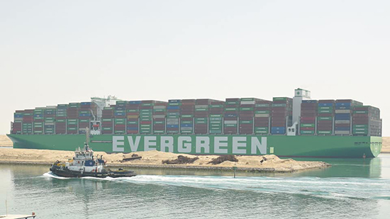 بالصور.. قناة السويس تشهد عبور أحدث وأكبر سفينة حاويات في العالم في رحلتها الأولى